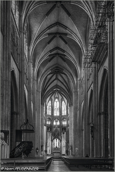 Bayonne_la_cathedrale_B16_0314_HDR_NB_RC.jpg